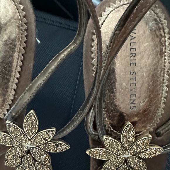 Valerie Stevens Tan Sandals with Gold Leaf Design - Picture 2 of 6
